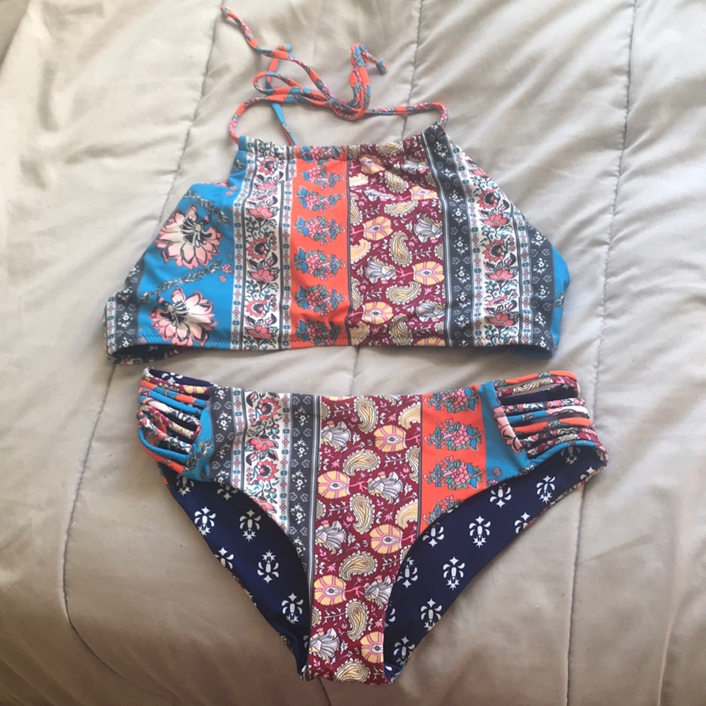 AMAZINGLY FLATTERING halter top bikini!!